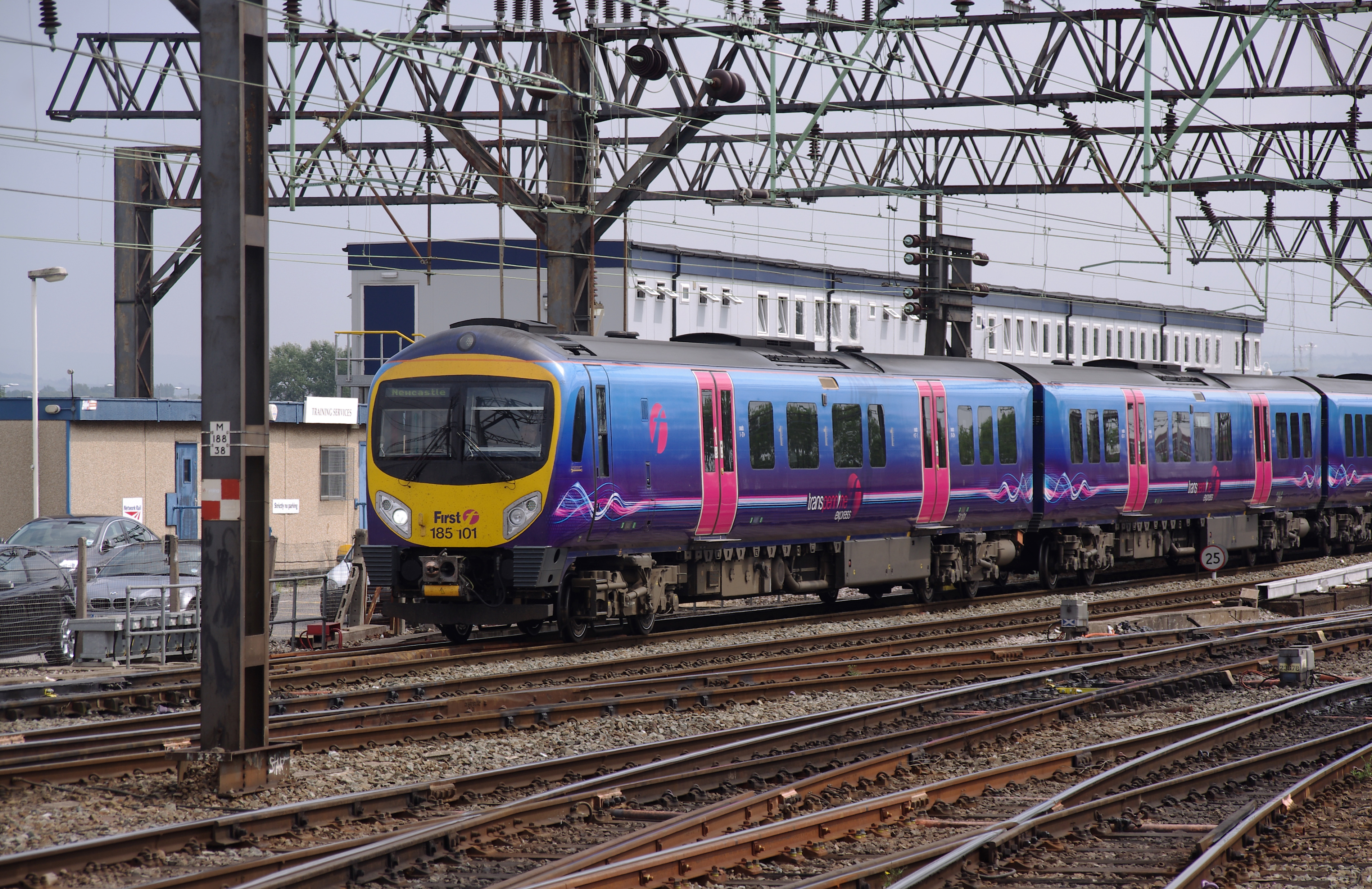 Manchester Piccadilly station MMB 49 185101