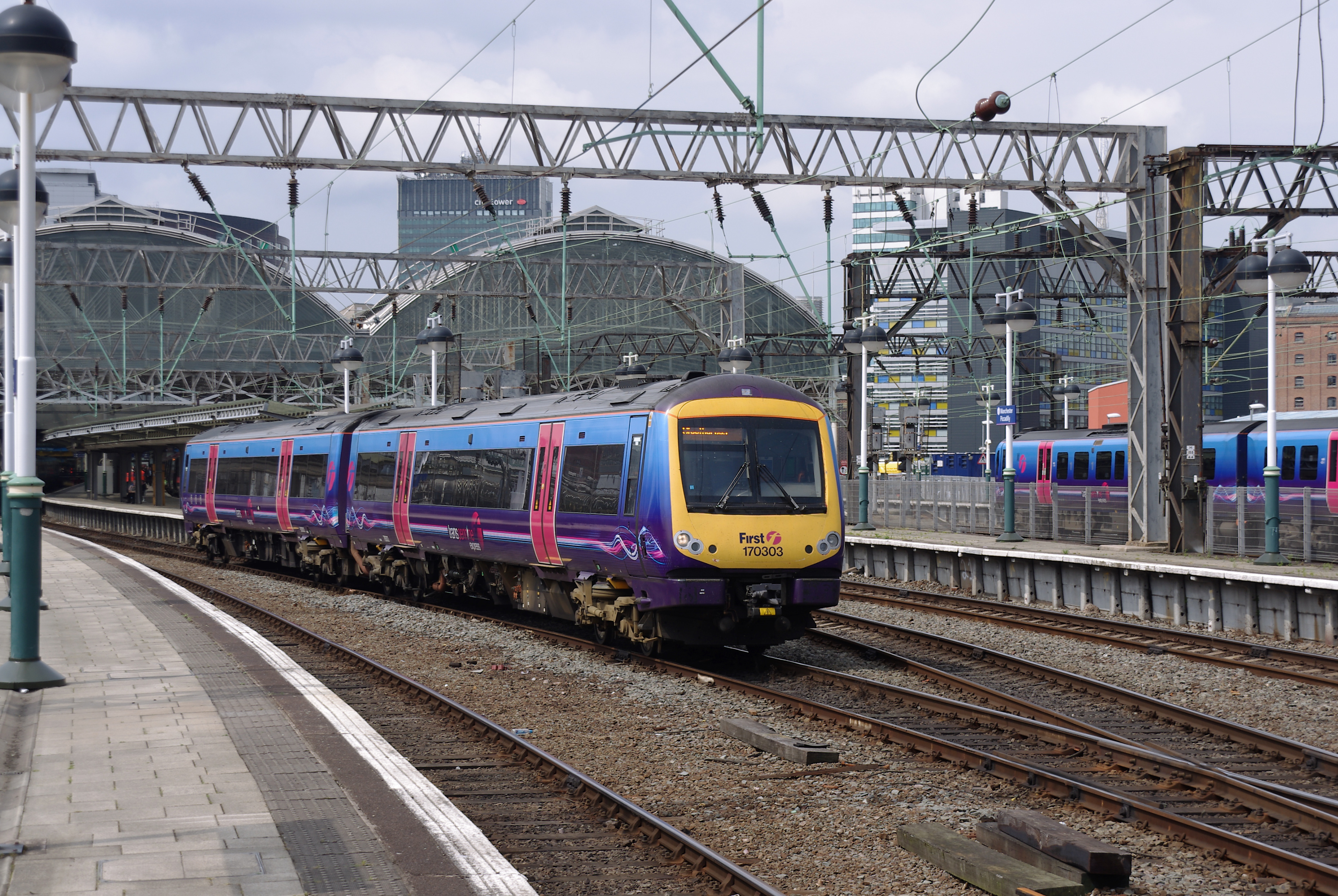 Manchester Piccadilly station MMB 53 170303 185101