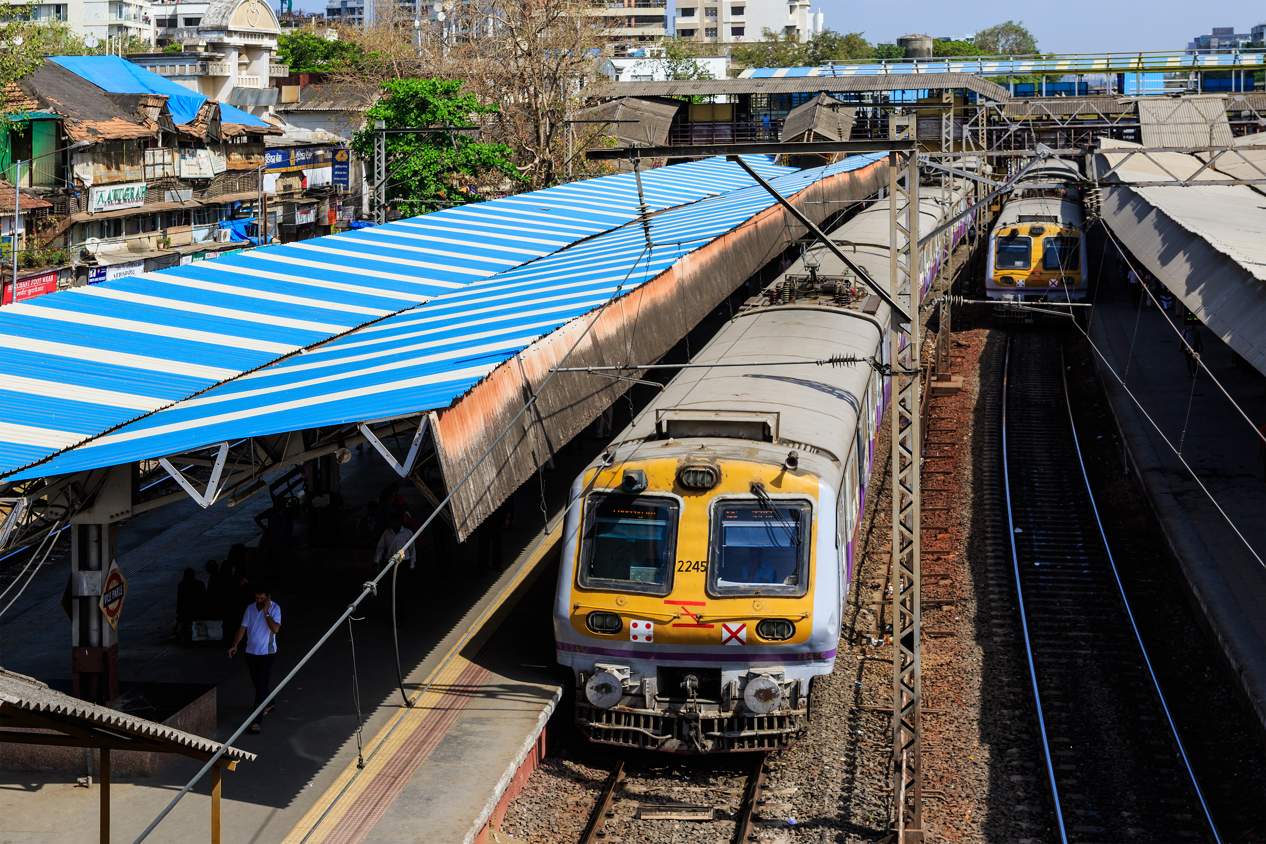Mumbai 03-2016 02 Vile Parle station