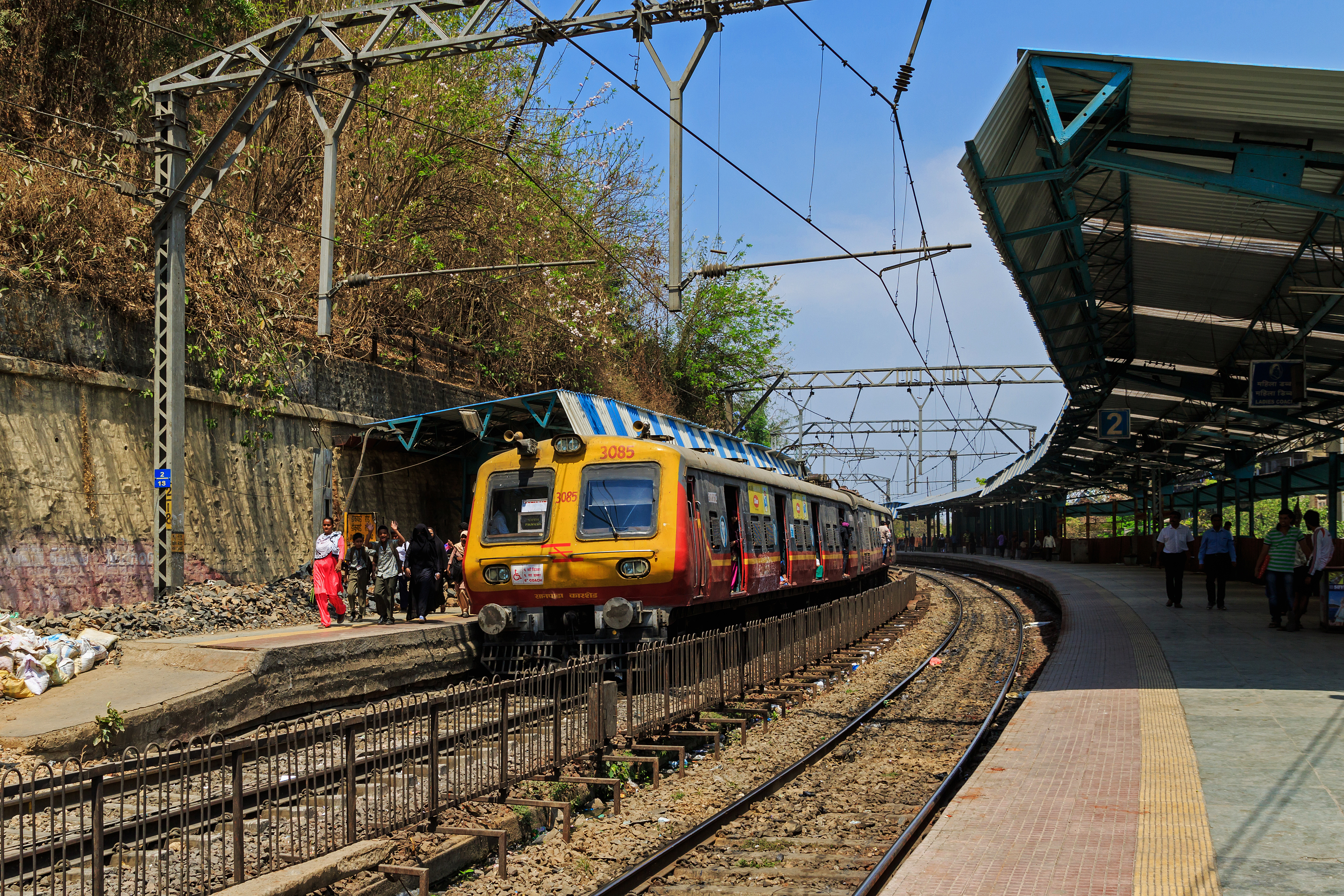 Mumbai 03-2016 59 Dockyard Road station