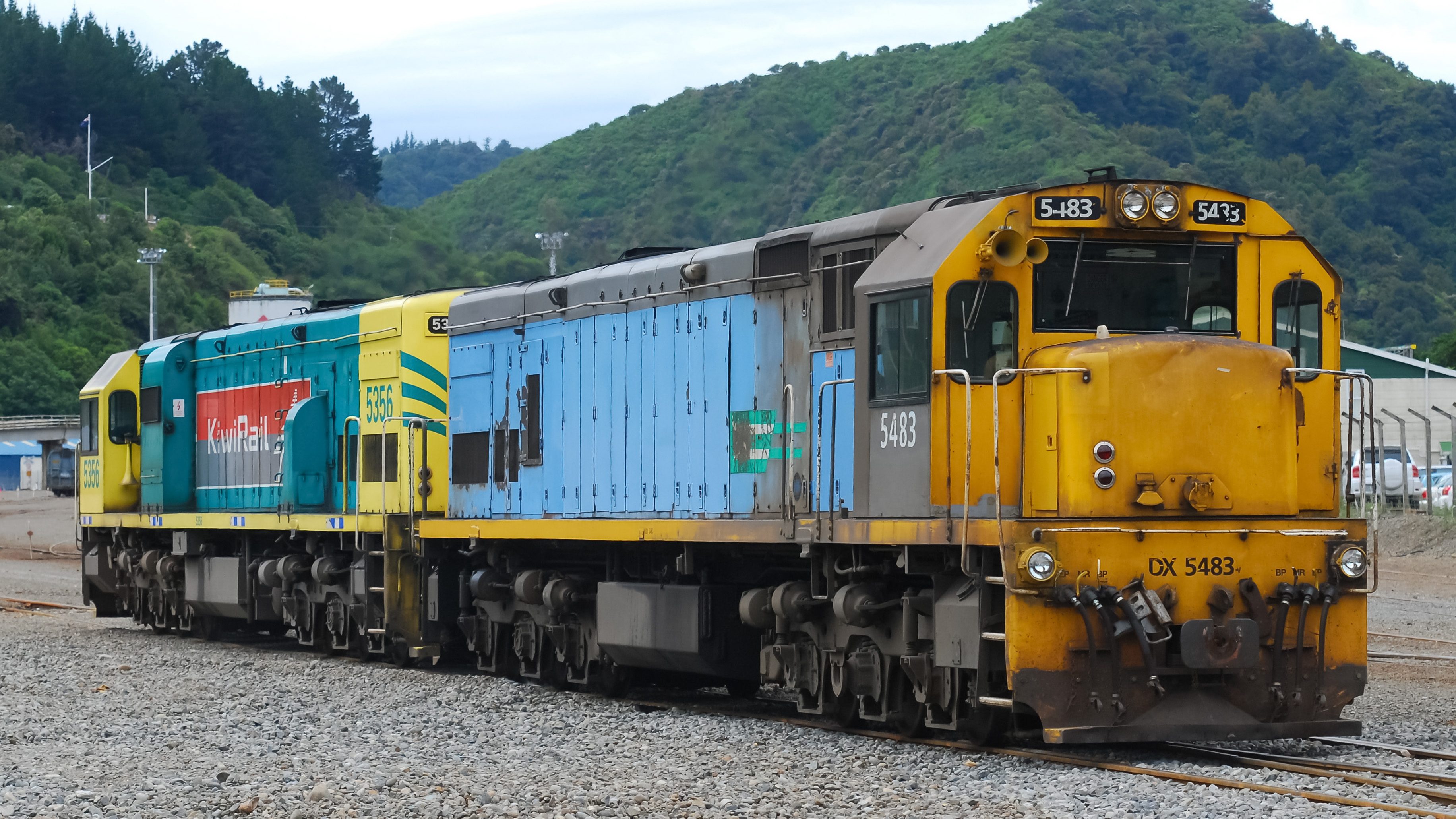 New Zealand DX class locomotive DX 5483 in Picton, together with DXC 5356 20100121 3