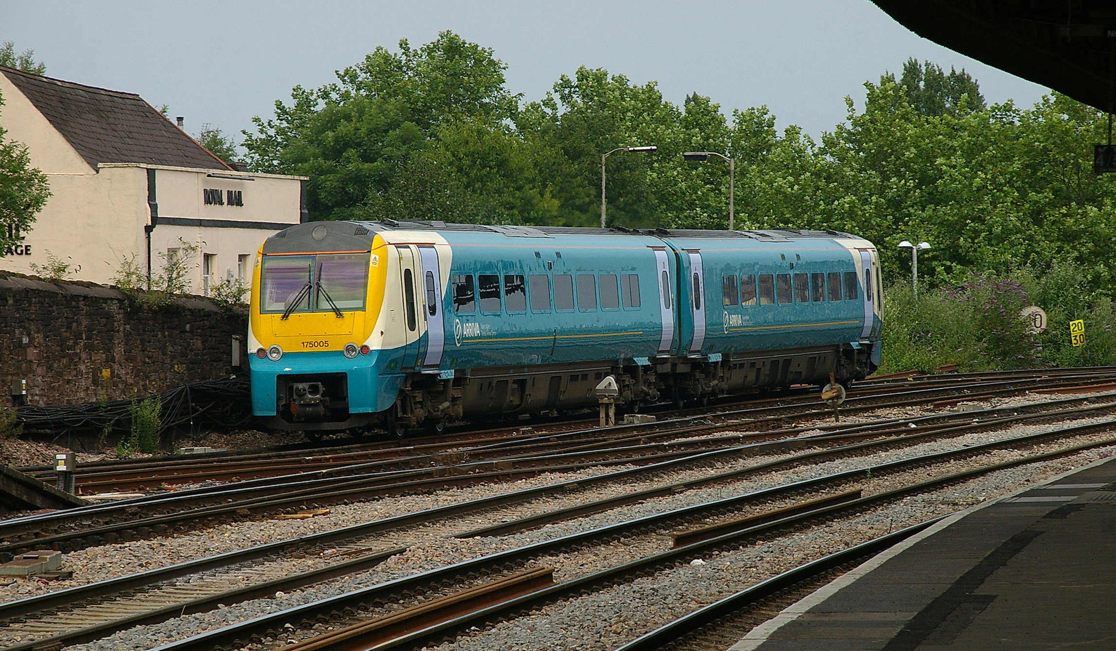 Newport railway station MMB 03 175005