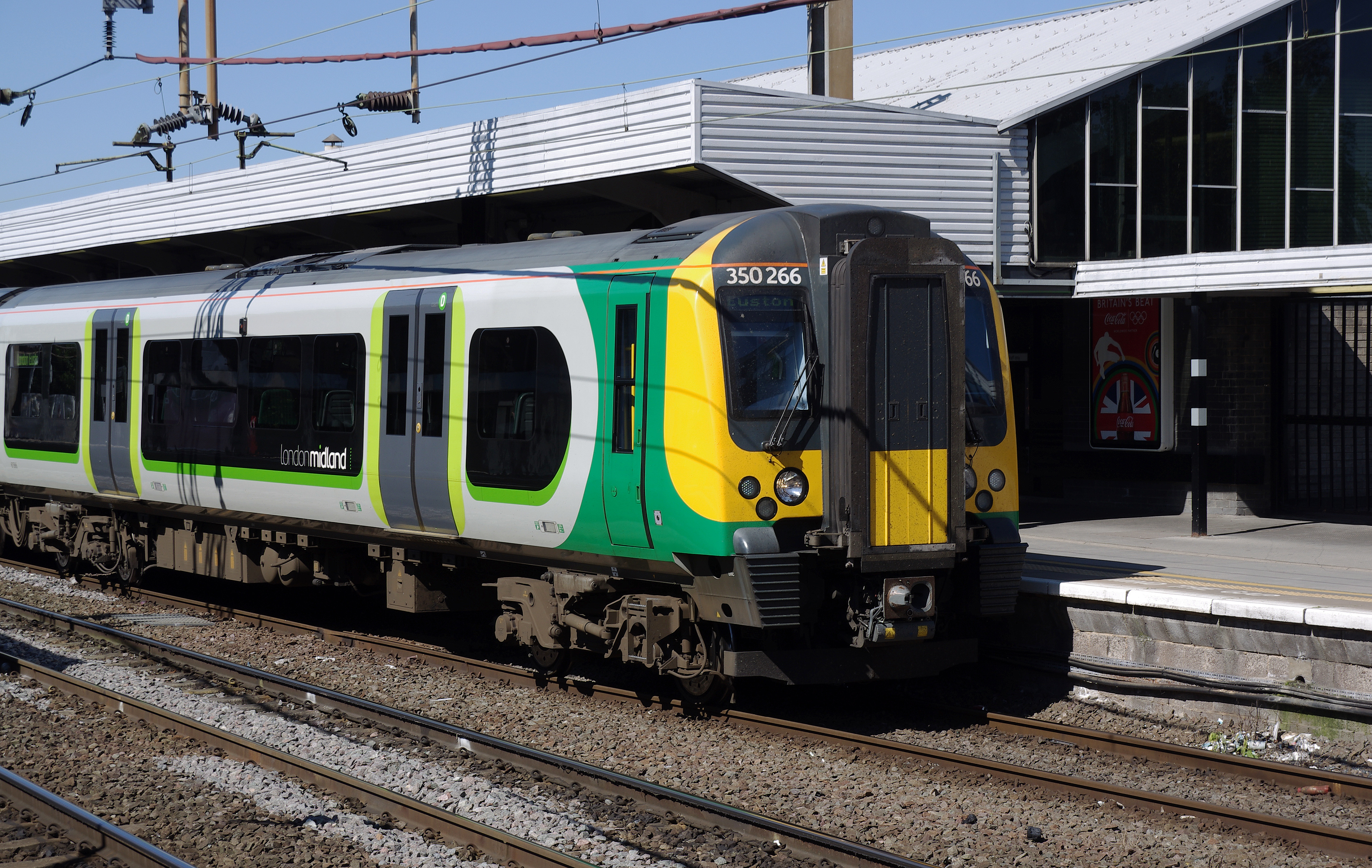 Northampton railway station MMB 04 350266
