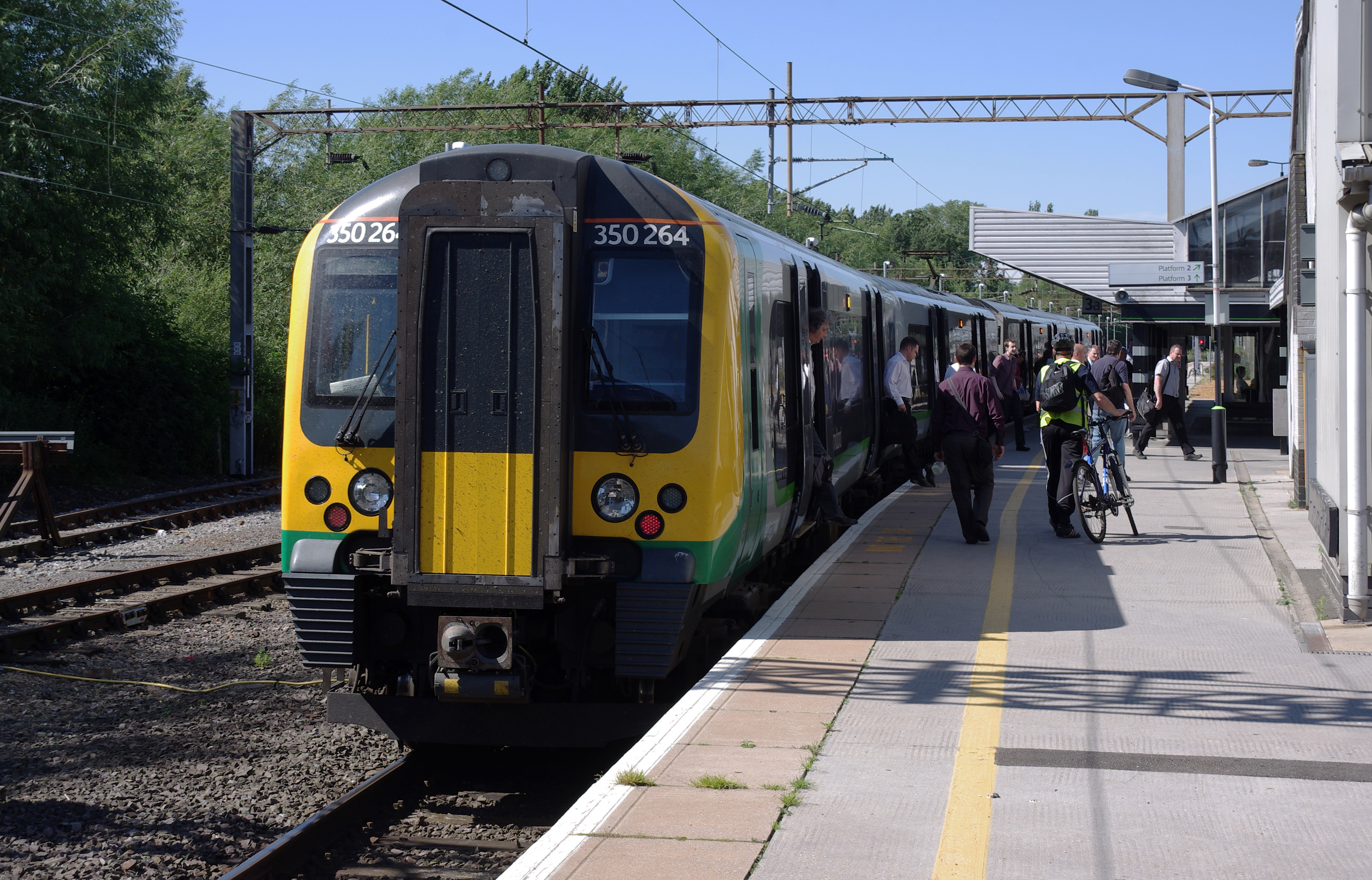 Northampton railway station MMB 06 350264