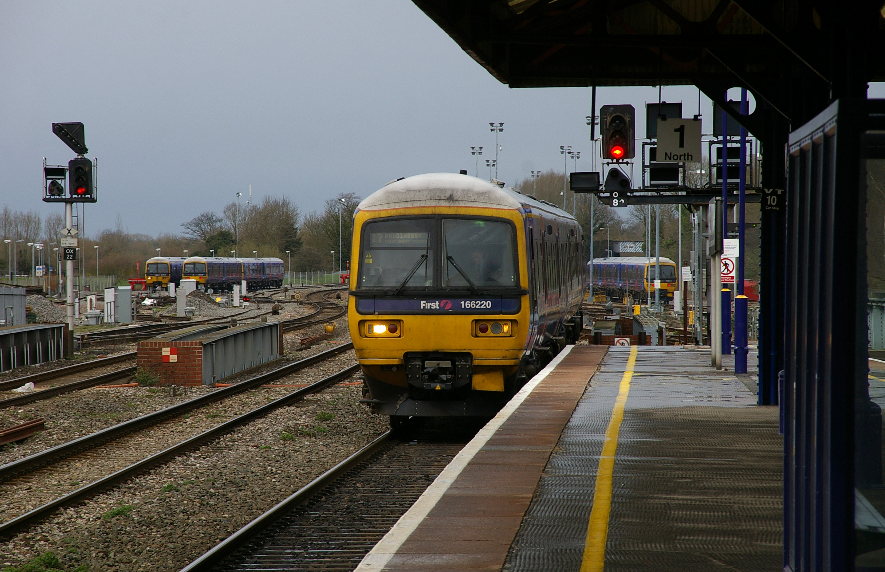 Oxford railway station MMB 06 166220