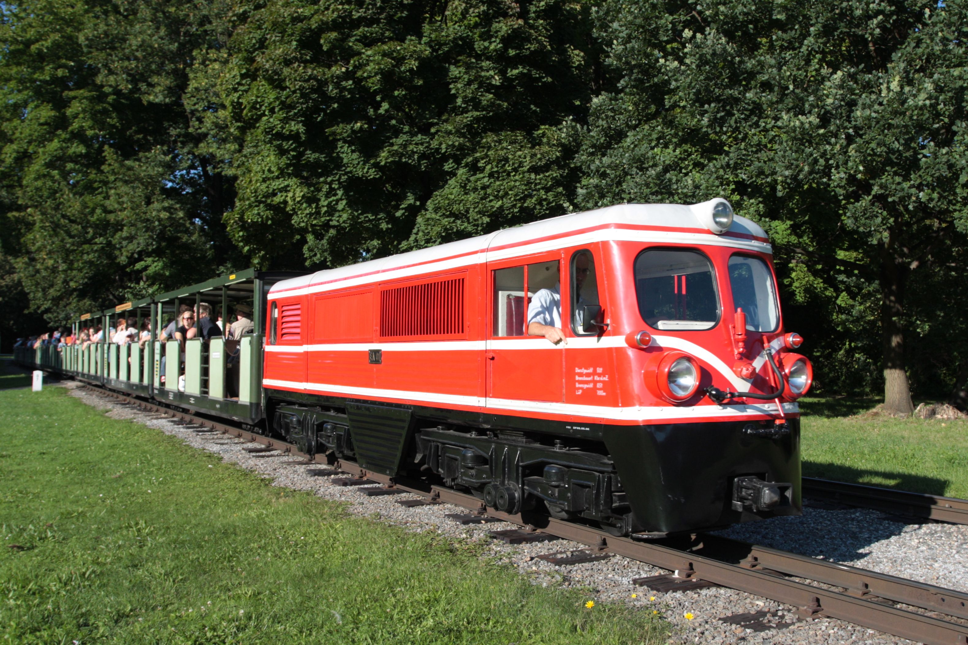 Parkeisenbahn Dresden rote Lokomotive 2008-08-31