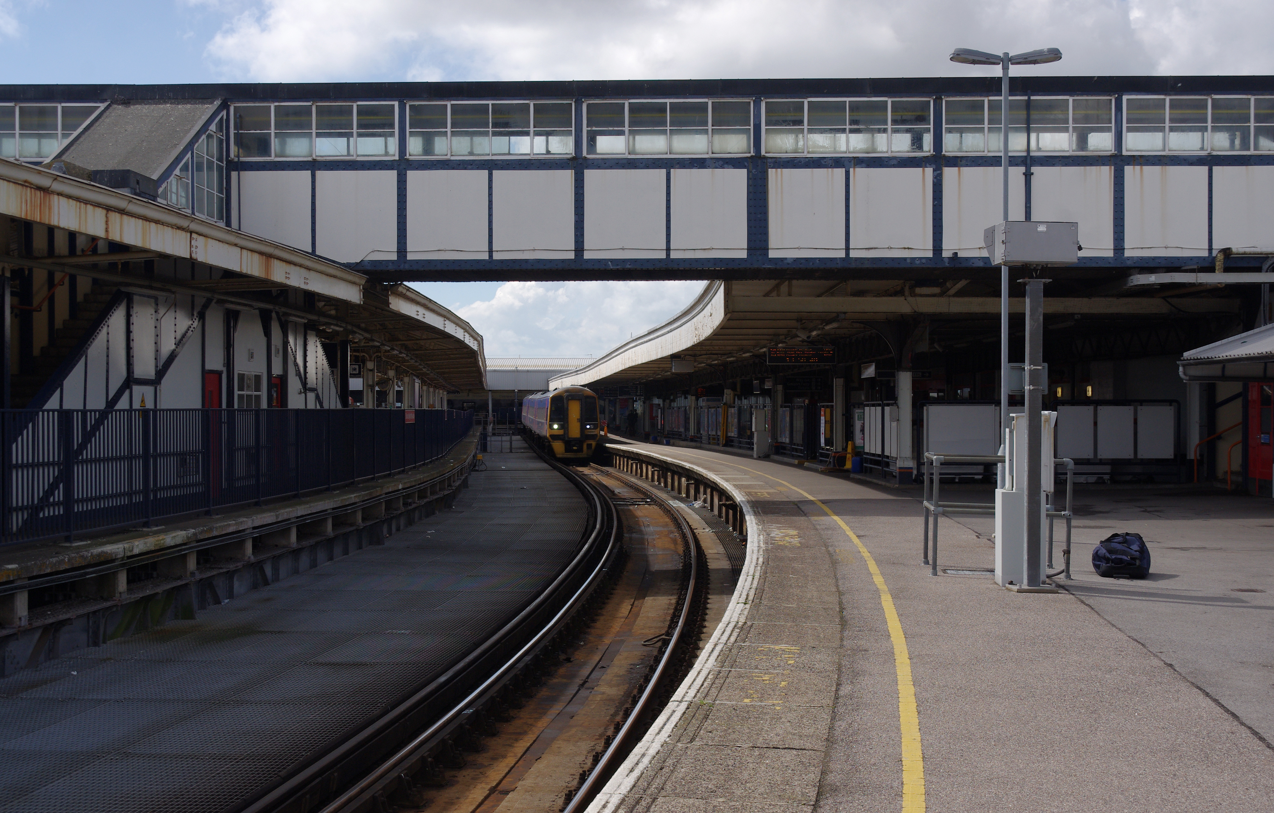 Portsmouth Harbour railway station MMB 05 158951