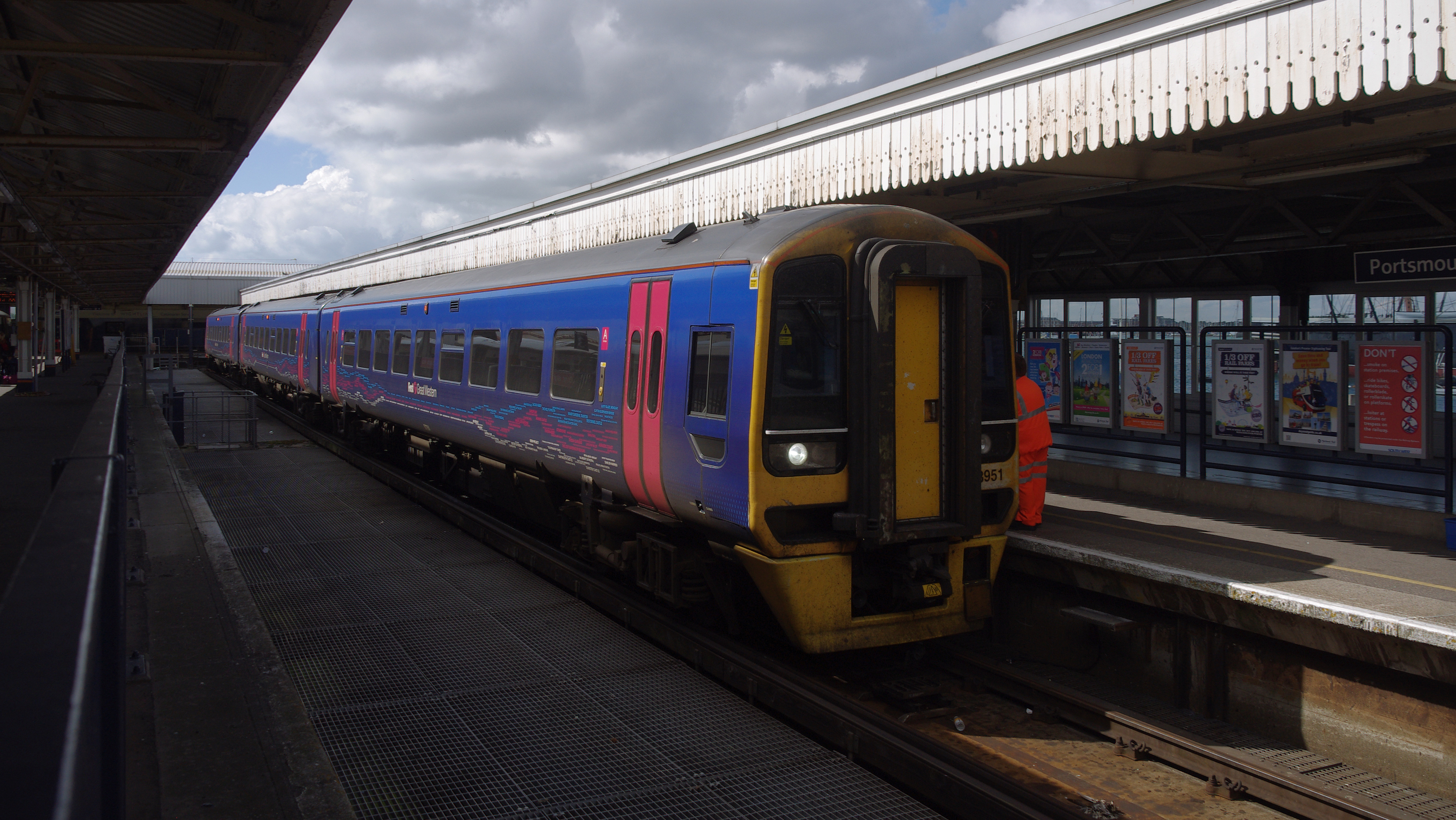 Portsmouth Harbour railway station MMB 09 158951
