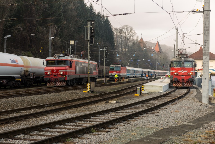15-11-25-Bahnhof Spielfeld-Straß-RalfR-WMA 4113