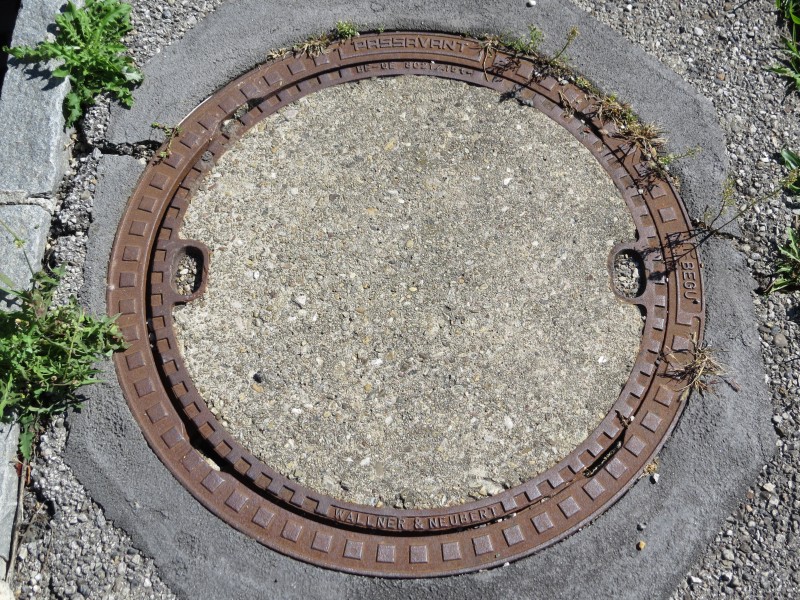 2017-09-14 (107) Manhole cover at Bahnhof Rekawinkel