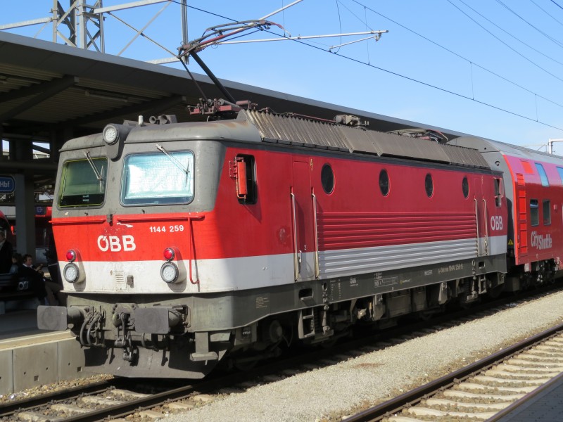 2017-10-12 (288) ÖBB 1144 259-9 at Wiener Neustadt Hauptbahnhof