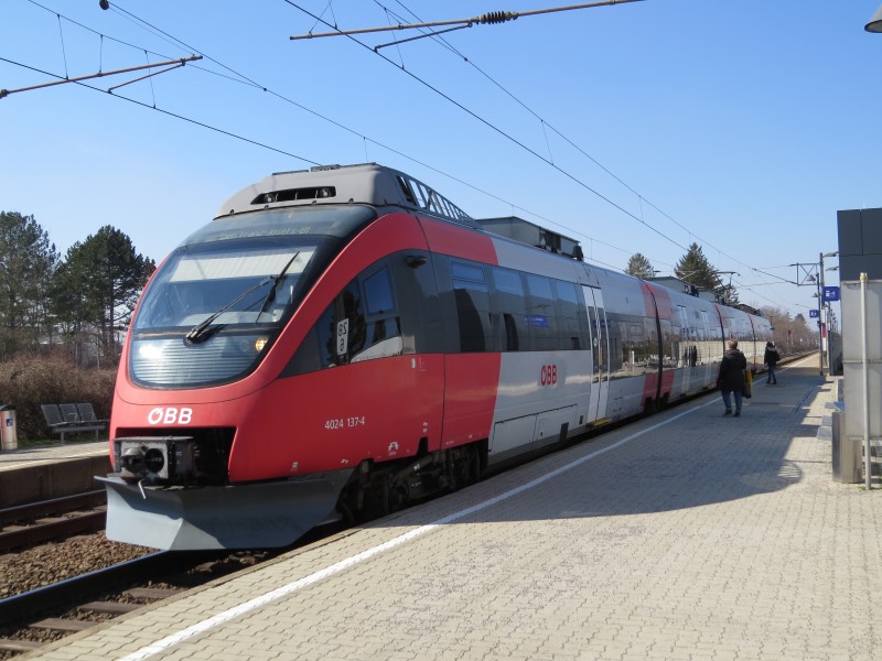 2018-03-22 (210) ÖBB 4024 137-4 at Bahnhof Langenlebarn