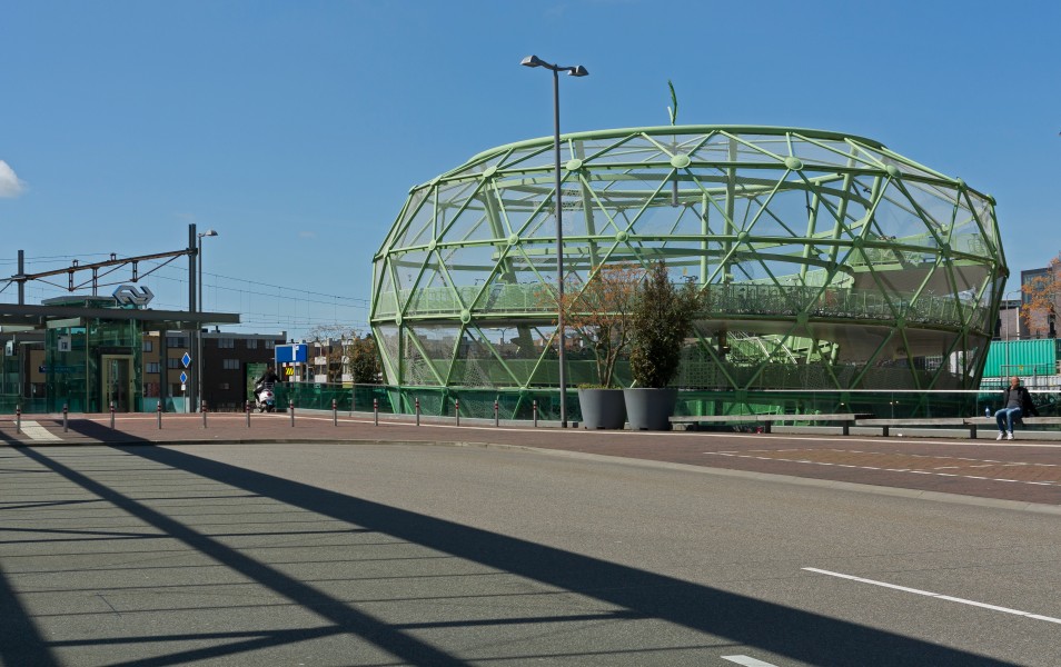 Alpen aan den Rijn, fietsenstalling bij het station foto4 2016-05-01 13.51