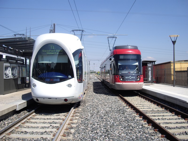 Alstom Citadis 302 n°851 TCL + Stadler Tango n°3 RhônExpress Meyzieu Z.I. - Florian Fèvre