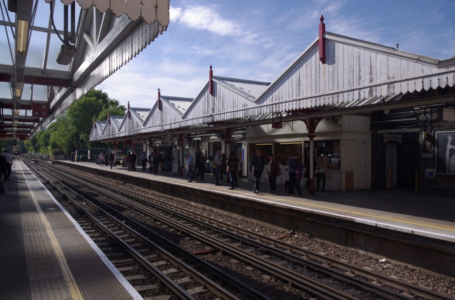 Amersham station MMB 14