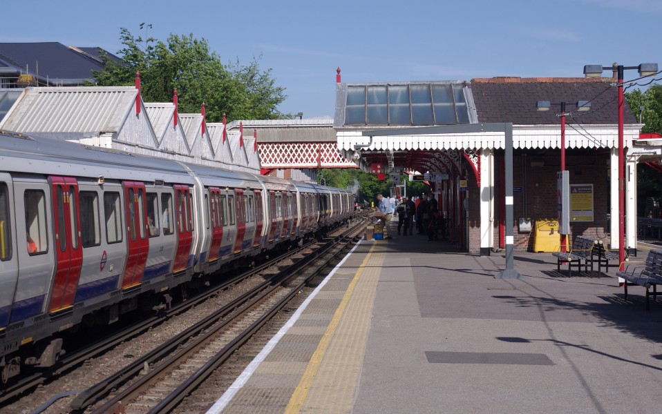 Amersham station MMB 19 S Stock