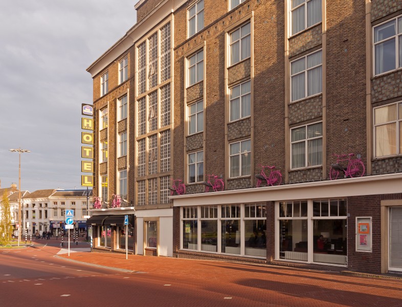Arnhem, hotel Haarhuis voor Giro d'Italia kant centraal station IMG 9553 2016-04-30 19.55