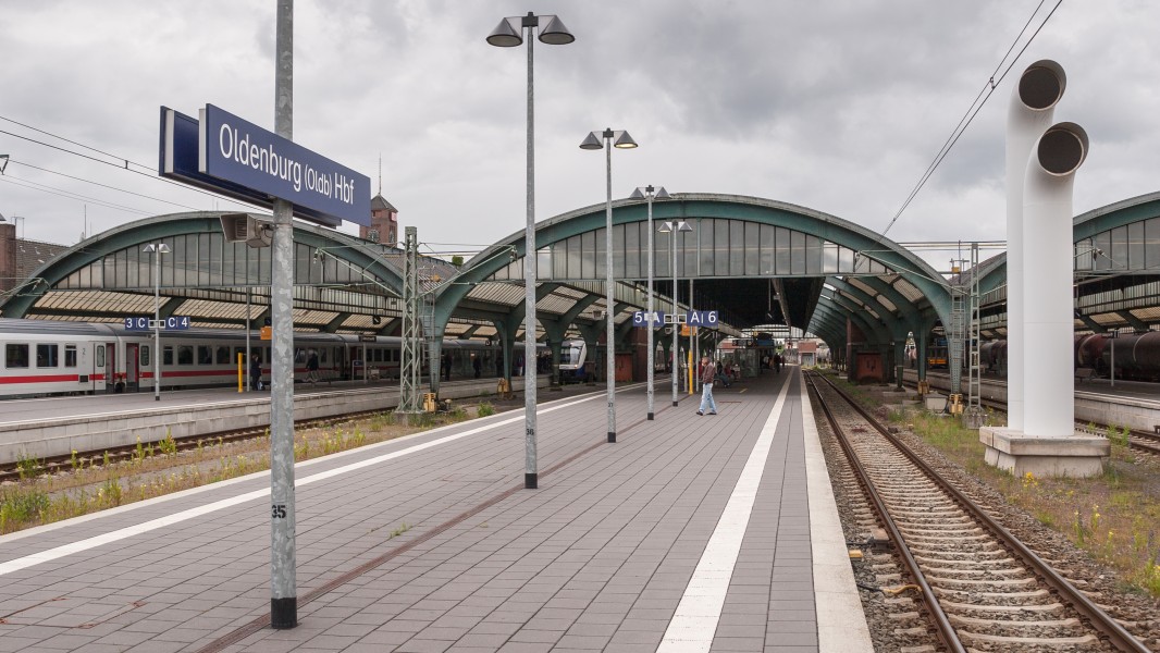 Bahnsteig(halle) des Oldenburger Hauptbahnhofs