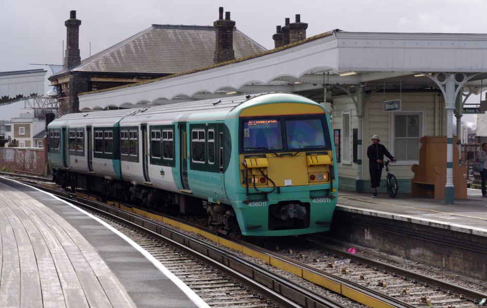 Battersea Park railway station MMB 12 456011