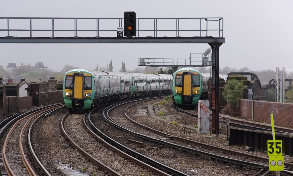 Battersea Park railway station MMB 20 377472 3771039