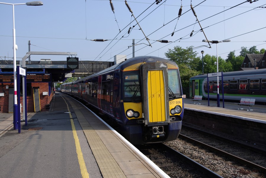 Bedford railway station MMB 11 377506 153375