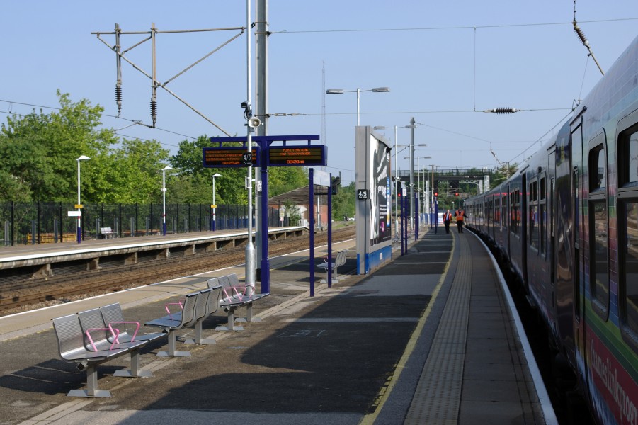Bedford railway station MMB 15 319365 319385
