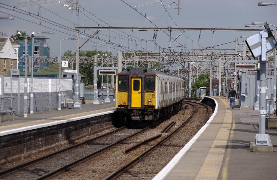 Bethnal Green railway station MMB 03 317883