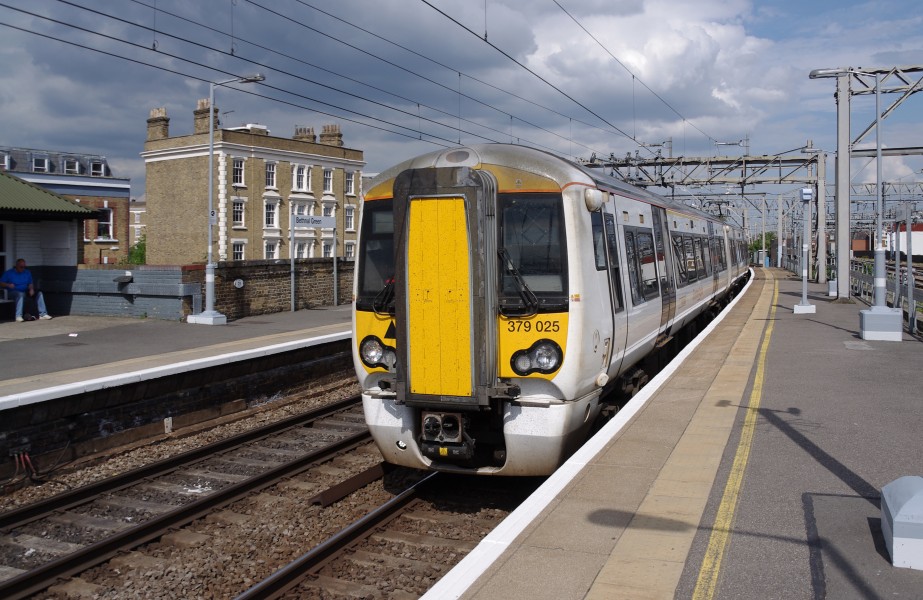 Bethnal Green railway station MMB 07 379025
