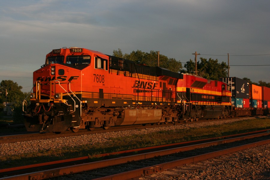 BNSF 7608 at dusk