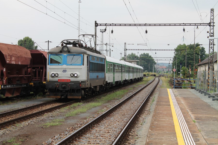 Brno, dolní nádraží, vlak s lokomotivou 242.209 (2013-08-09; 01)