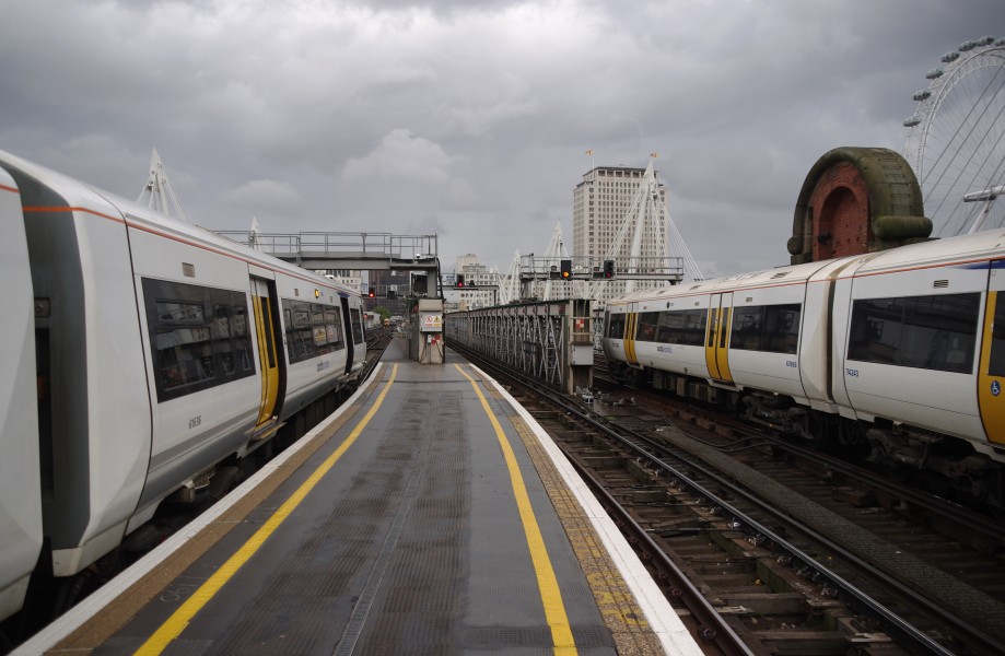 Charing Cross station MMB 22 376036 375713