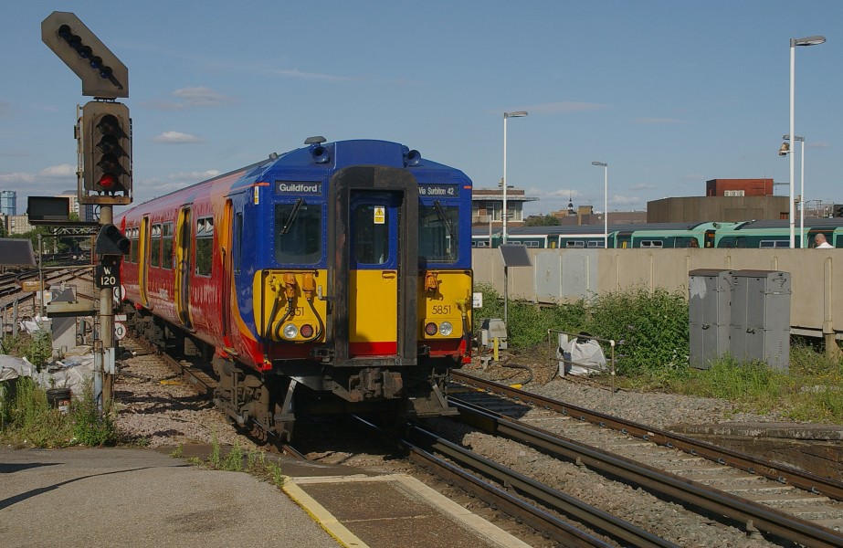 Clapham Junction railway station MMB 11 455851 455835