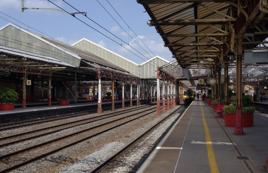Crewe railway station MMB 02 350259