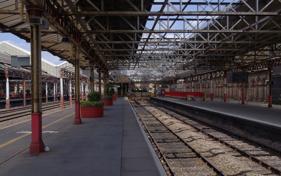 Crewe railway station MMB 03