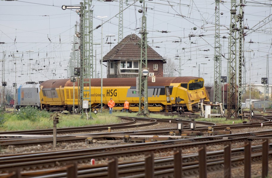 Entgleisung des HSG-Schienenschleifzugs an der Südeinfahrt des Rangierbahnhofs Köln-Kalk Nord 2015-11-16-01