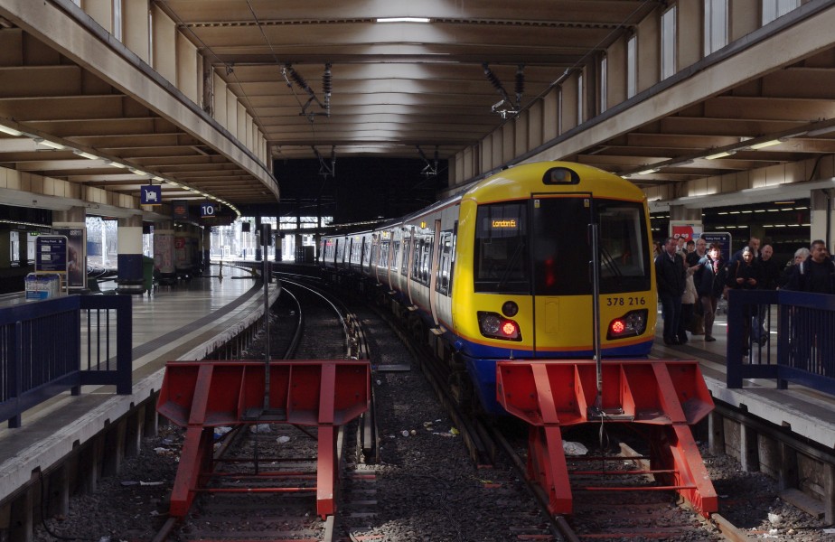 Euston station MMB 95 378216