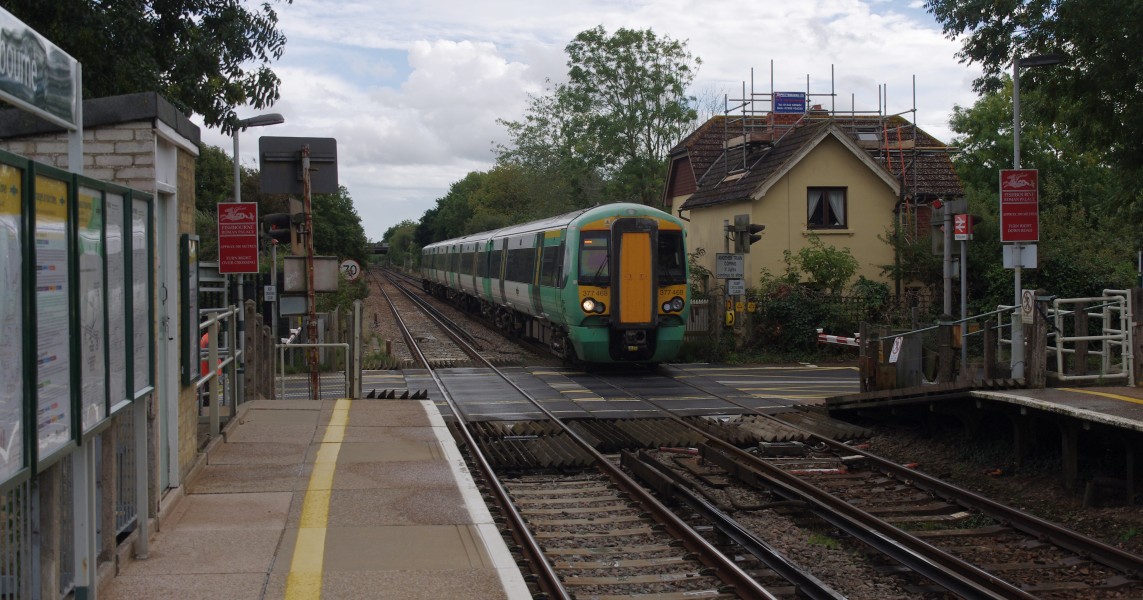 Fishbourne railway station MMB 03 377468