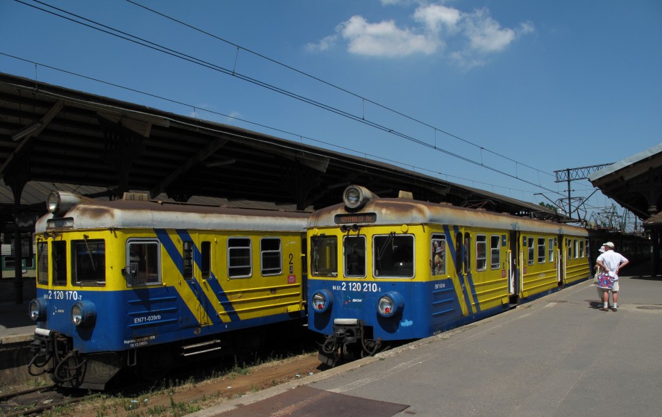 Gdańsk Główny (trains at Danzig train station - cropped 003)