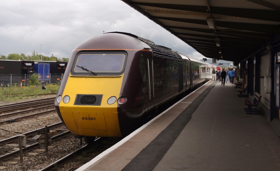 Gloucester railway station MMB 32 43301