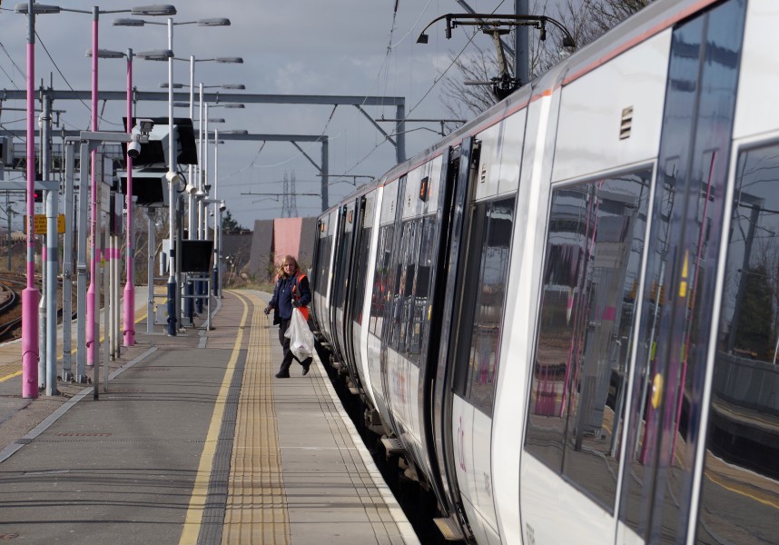 Grays railway station MMB 03 357045