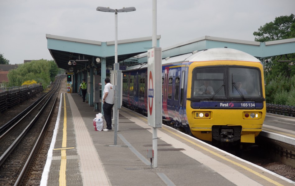 Greenford station MMB 04 165134