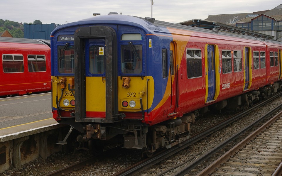 Guildford railway station MMB 04 455912