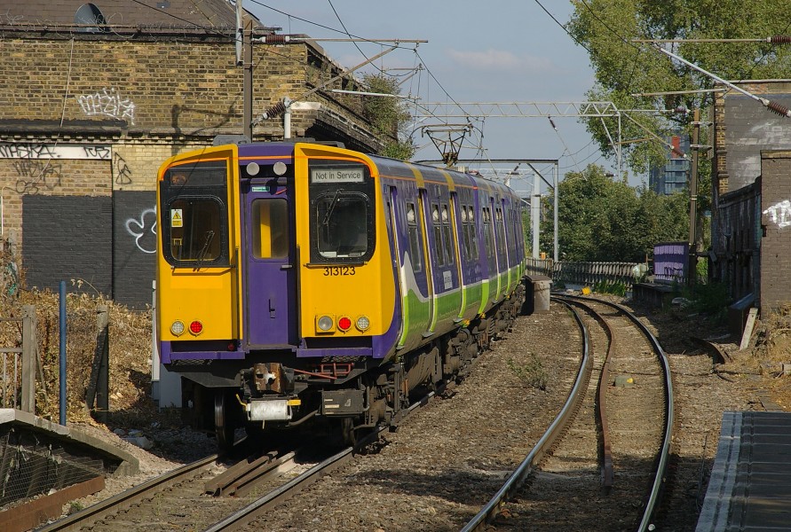 Hackney Central railway station MMB 05 313123