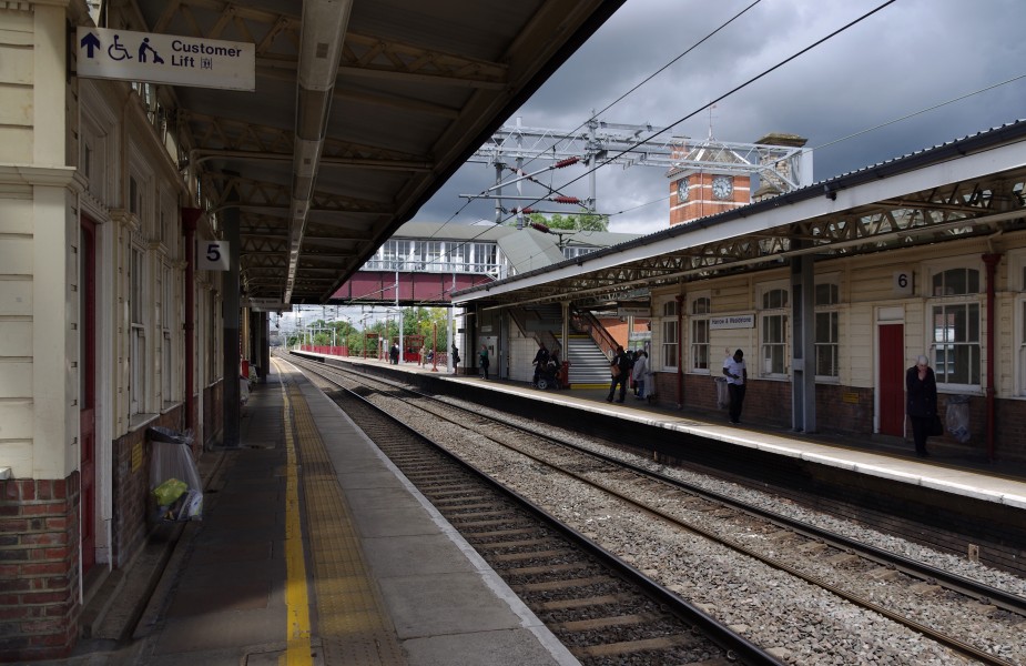 Harrow and Wealdstone station MMB 06