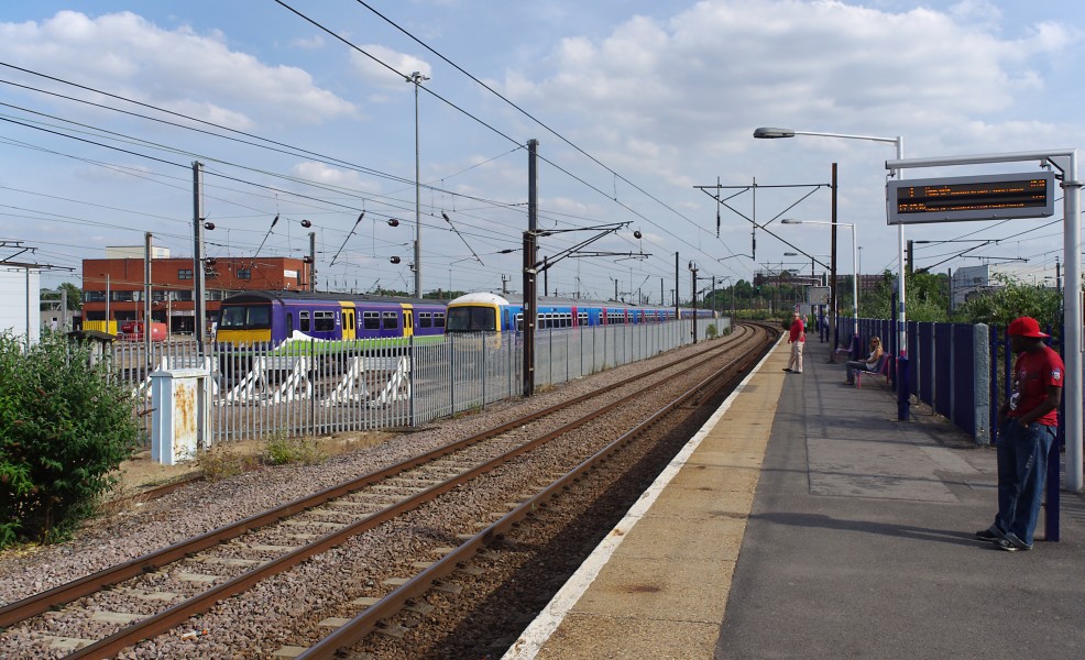Hornsey railway station MMB 22 321418 365505