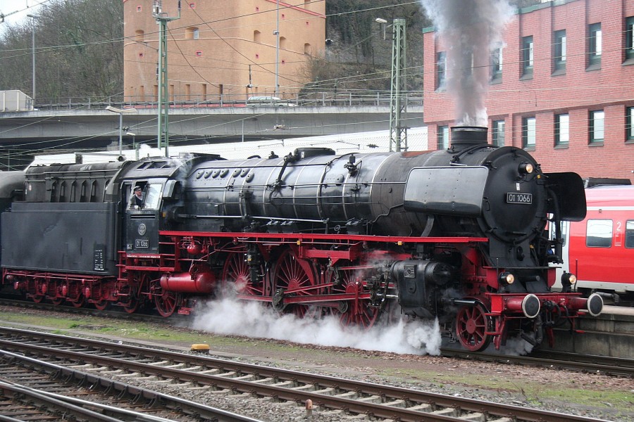Lok 01 1066 in Koblenz (2010-04-03 74)