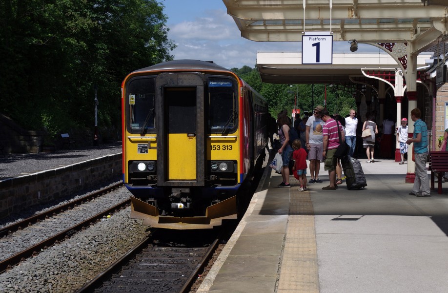 Matlock railway station MMB 01 153313