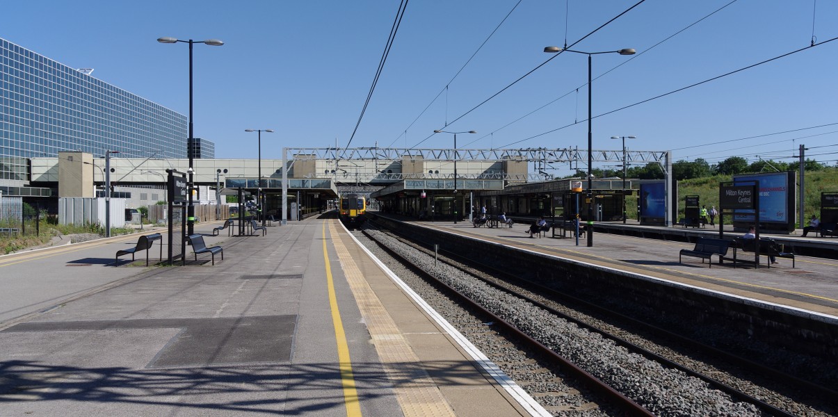 Milton Keynes Central railway station MMB 02 350248