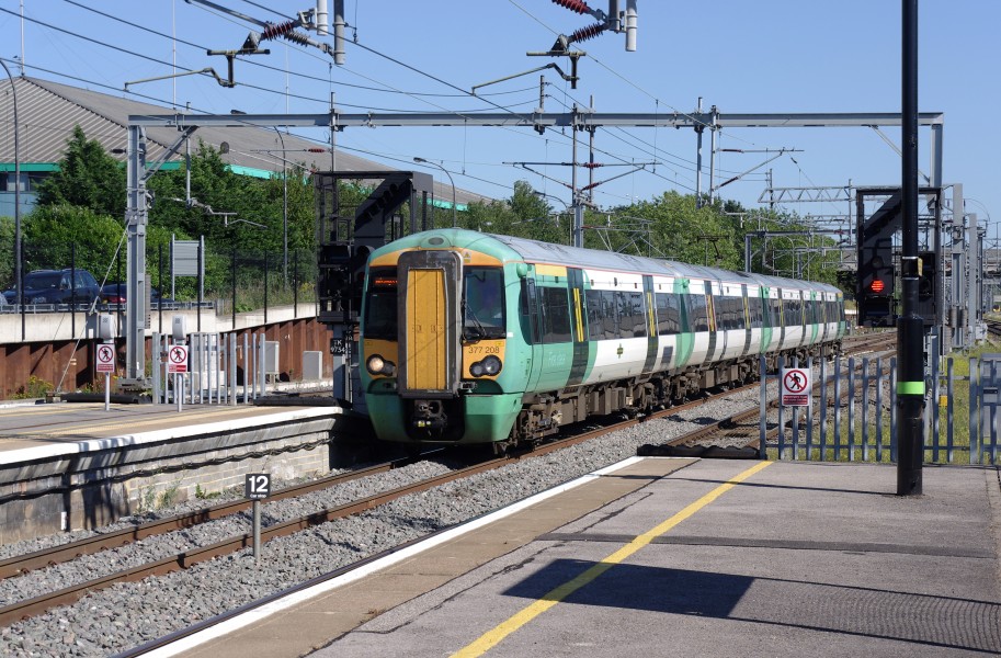 Milton Keynes Central railway station MMB 09 377208