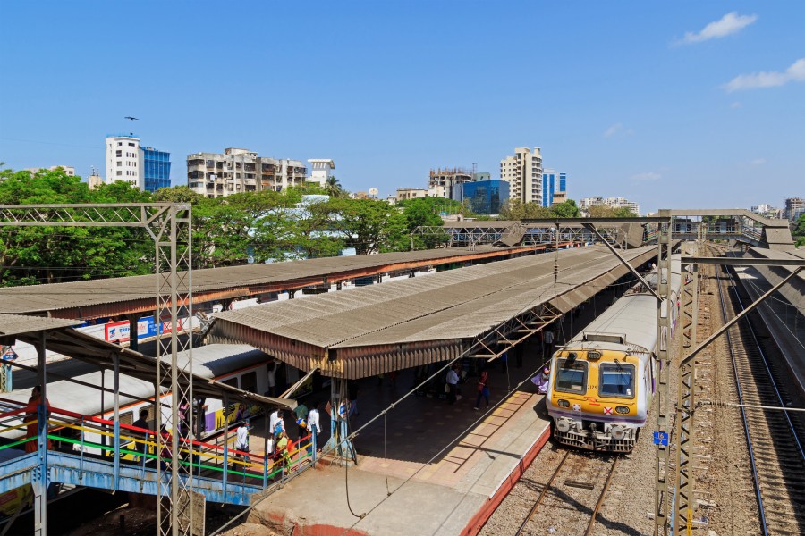 Mumbai 03-2016 06 Khar Road station